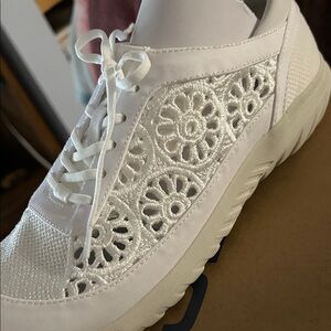 JBU Women's 8.5 Solar White Lace Sneakers